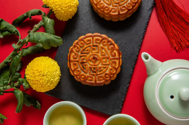 中国中秋节美食，红色背景上的月饼和茶水 