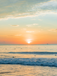 中国广东省湛江市东海岛中国第一长滩龙海天海滨浴场海滩沙滩上的海上日出朝霞