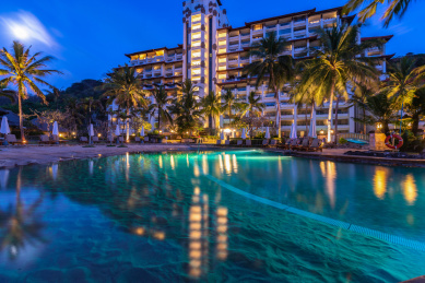 巴厘岛海边私人泳池酒店夜景