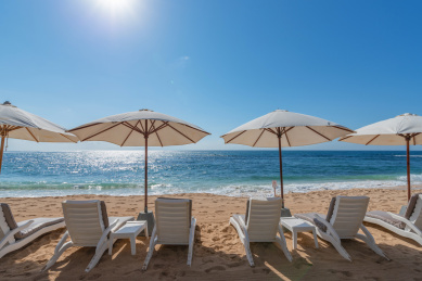 印度尼西亚巴厘岛海边沙滩遮阳伞和沙滩椅