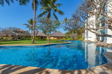 海边度假酒店室外的游泳池