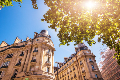 阳光照在巴黎香榭丽舍大街边的古典建筑物上