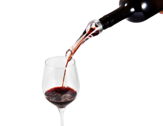 将红酒倒入红酒玻璃杯白底图