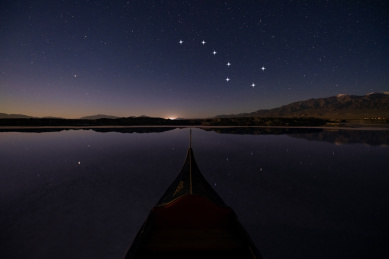 中国青海大柴旦翡翠湖夜晚星空北斗七星小船独木舟风景壁纸