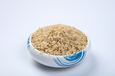 传统杂粮谷物糙米装在碗里