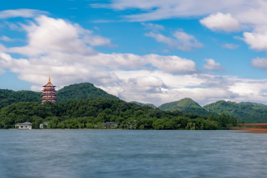 夏季蓝天白云下杭州西湖对岸雷峰塔外景
