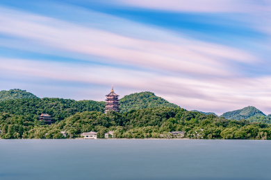 夏季蓝天白云下杭州西湖对岸雷峰塔外景