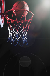 篮球比赛投篮入网，争夺比赛胜利。