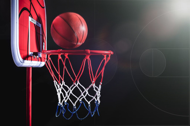 篮球比赛投篮入网，争夺比赛胜利。