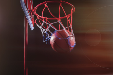 篮球比赛投篮入网，争夺比赛胜利。