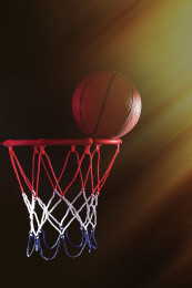 篮球比赛投篮入网，争夺比赛胜利。