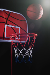 篮球比赛投篮入网，争夺比赛胜利。