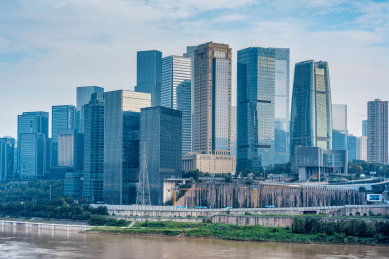 中国重庆江北区嘉陵江边建筑群