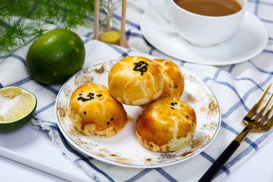 传统中式点心蛋糕蛋黄酥装在碟子里