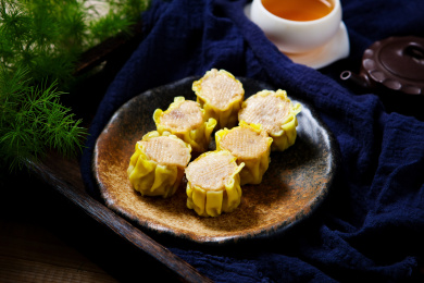 营养早餐点心干蒸烧卖装在碟子里