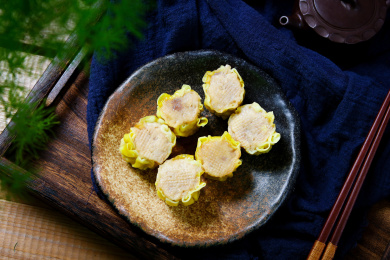 营养早餐点心干蒸烧卖装在碟子里