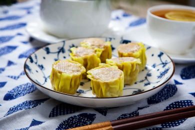 营养早餐点心干蒸烧卖装在碟子里