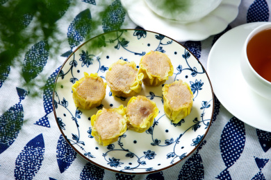 营养早餐点心干蒸烧卖装在碟子里