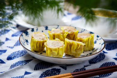 营养早餐点心干蒸烧卖装在碟子里