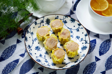 营养早餐点心干蒸烧卖装在碟子里