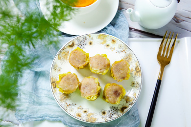 营养早餐点心干蒸烧卖装在碟子里