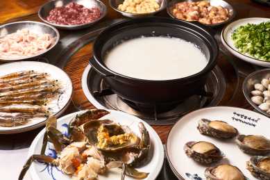 中国顺德粥底海鲜火锅,广东粥底火锅和海鲜食材在餐桌上