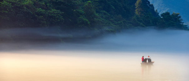 郴州市资兴市东江湖风景区雾漫东江晨景