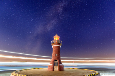 中国辽宁省大连市将军石港灯塔夜景