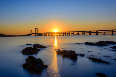 中国辽宁省大连市星海湾跨海大桥日出