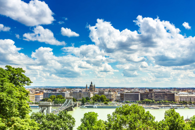 蓝天白云下多瑙河畔的匈牙利首都布达佩斯