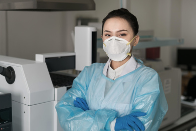科学家站在实验仪器边