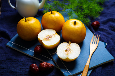 新鲜多汁的有机水果农家黄梨