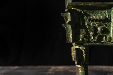 放在金砖上黑色背景下的防止青铜器——鼎