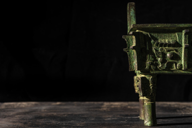 放在金砖上黑色背景下的防止青铜器——鼎