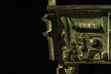 放在金砖上黑色背景下的防止青铜器——鼎