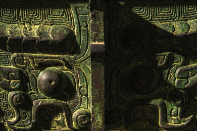 放在金砖上黑色背景下的防止青铜器——鼎