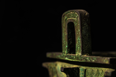 放在金砖上黑色背景下的防止青铜器——鼎