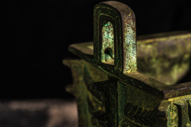 放在金砖上黑色背景下的防止青铜器——鼎