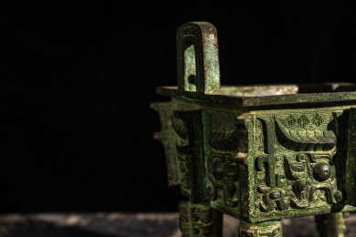 放在金砖上黑色背景下的防止青铜器——鼎