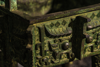 放在金砖上黑色背景下的防止青铜器——鼎