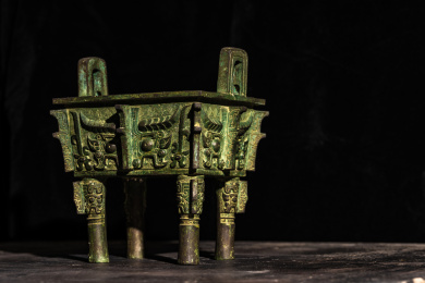 放在金砖上黑色背景下的防止青铜器——鼎