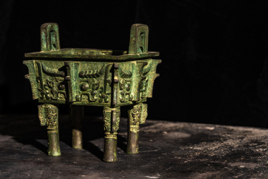 放在金砖上黑色背景下的防止青铜器——鼎