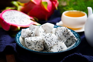 新鲜的热带水果白火龙果切好装盘子里