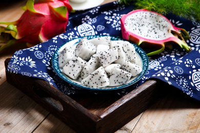 新鲜的热带水果白火龙果切好装盘子里