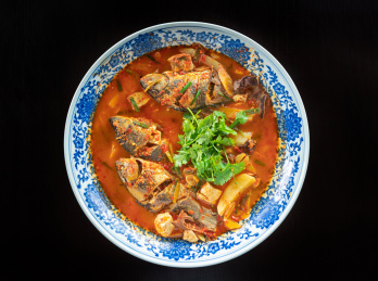 青花瓷碗里的中国云南大理酸辣鱼特色美食