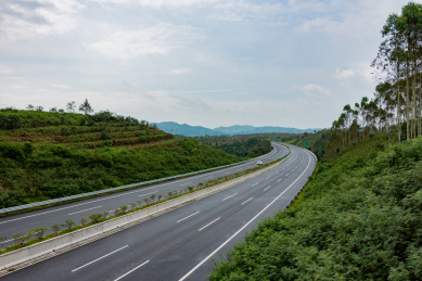 中国广东省韶关市翁源县武深高速公路坝仔段宽阔的路面几乎没有车辆行驶