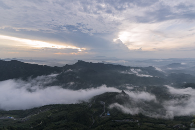 夏季傍晚时分重庆綦江区万盛黑山镇南门村的云海和晚霞