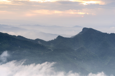 夏季重庆黑山谷旅游区茫茫群山中日落时分的云海