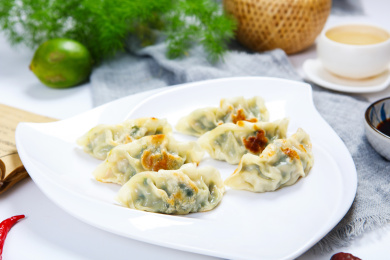 装在碟子里的特色美食煎饺
