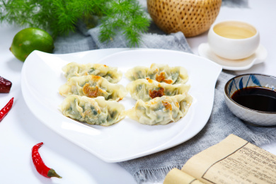 装在碟子里的特色美食煎饺